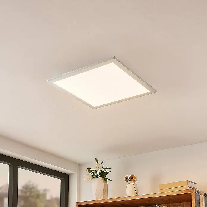 Lindby LED-Panel Kjetil - alu / grau / zink - Quadratische LED-Deckenleuchte mit weißem Diffusor und silbernem Rahmen, die einen Raum von der Decke aus beleuchtet.