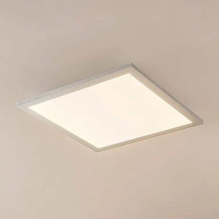 Lindby LED-Panel Kjetil - alu / grau / zink - Quadratische LED-Deckenleuchte mit silbernem Rahmen und gleichmäßig leuchtender weißer Fläche.