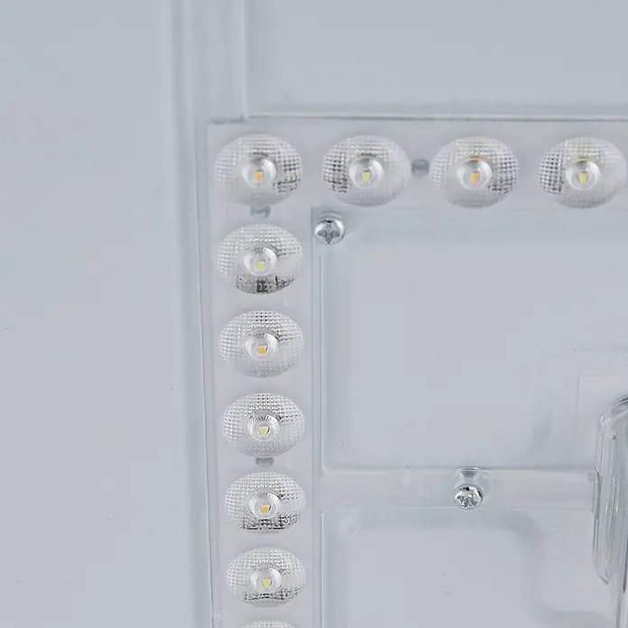 Lindby LED Deckenlampe in holz, Deckenleuchte -  - Nahaufnahme mehrerer runder LED-Leuchten mit strukturierten Linsen und sichtbaren warmweißen LED-Chips, montiert auf einer transparenten Platte mit Schrauben.