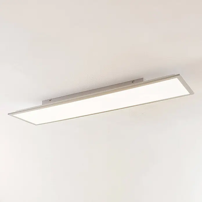 Lindby LED-Panel Stenley - weiß / opal, Neutralweiß - Eine lange, rechteckige LED-Deckenleuchte mit silberfarbenem Rahmen und weißem Diffusor, bündig an der Decke montiert.