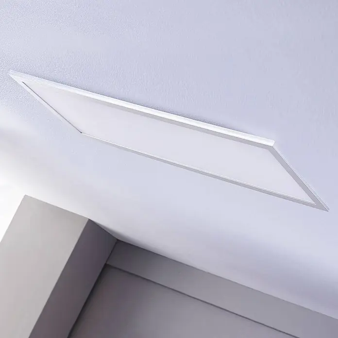 Lindby LED-Panel Livel - alu / grau / zink - Rechteckige LED-Lichtplatte bündig an weißer Decke montiert, beleuchtet einen modernen Innenraum.