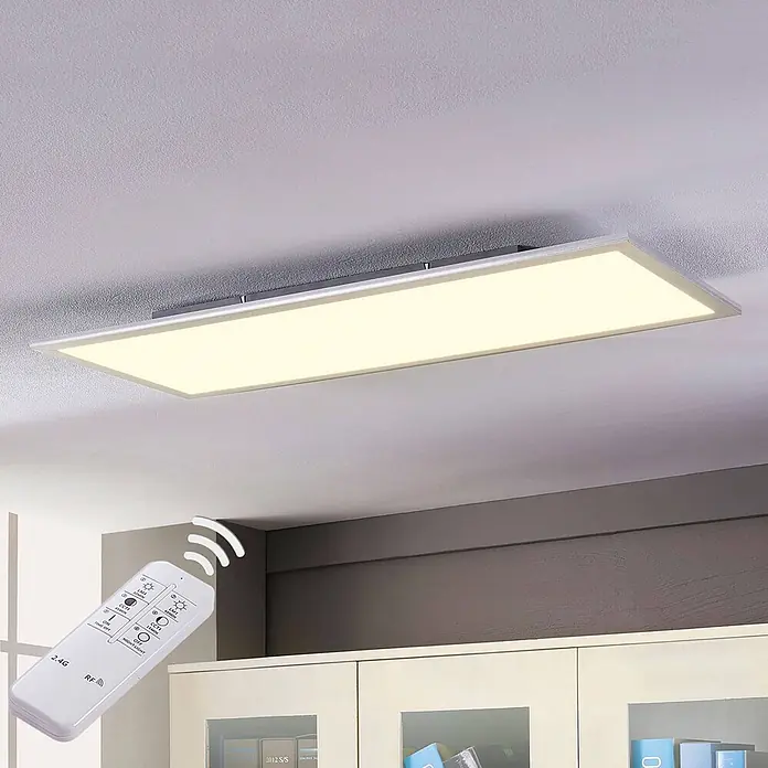 Lindby LED-Panel Livel - alu / grau / zink - Rechteckige LED-Deckenleuchte mit Fernbedienung, installiert in einem Raum.