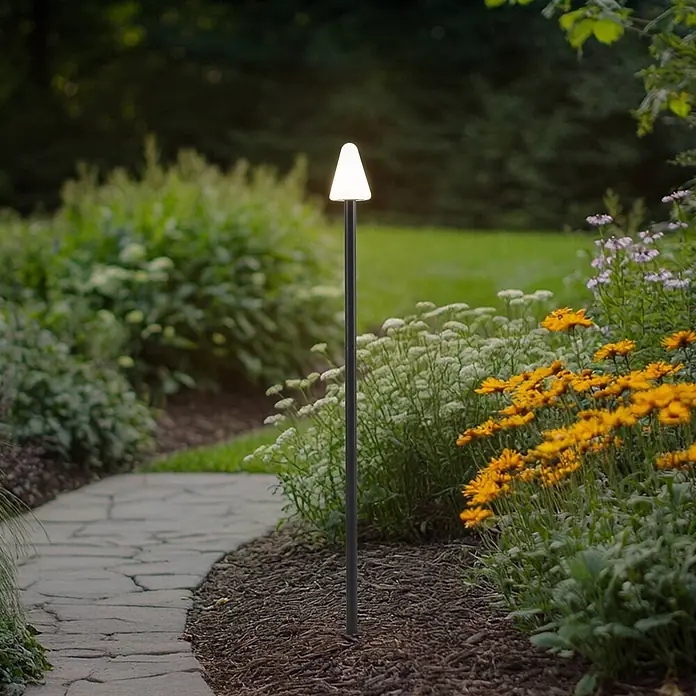 Lindby Erdspießleuchte Selinda -  - Schwarze Wegeleuchte mit weißem, konischem Diffusor beleuchtet einen Gartenweg.