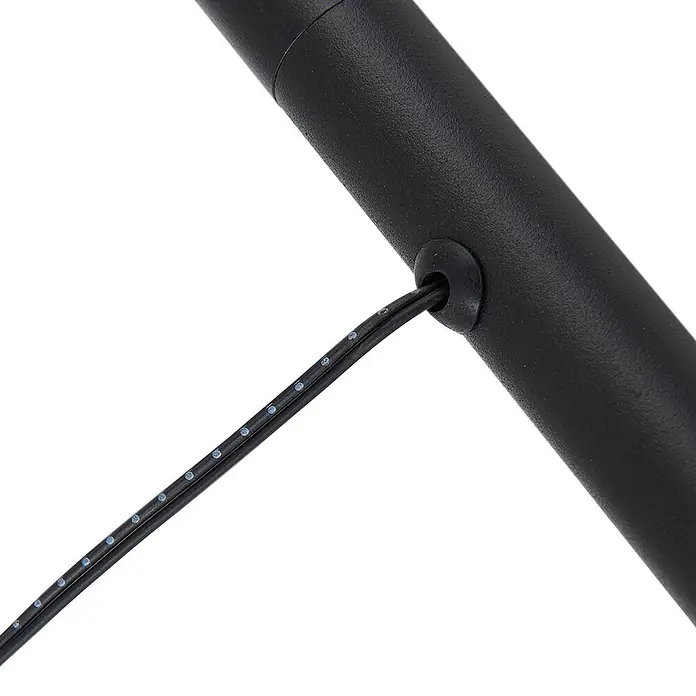 Lindby Erdspießleuchte Selinda -  - Schwarzes Elektrokabel, das durch eine Gummitülle mit einem schwarzen rohrförmigen Bauteil verbunden ist.