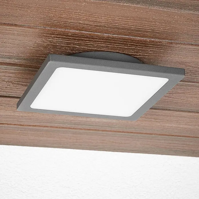 Lucande LED Outdoor Deckenlampe in anthrazit, weiß, mit Bewegungsmelder, -  - Quadratische graue LED-Deckenleuchte mit weißem Diffusor, an einer Holzdecke montiert.