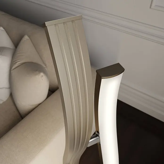 Lucande Stehleuchte Mairia - alu / grau / zink - Moderne Stehleuchte mit gebogenem weißem Diffusor und geripptem goldfarbenem Metallrahmen, neben einem beigen Sofa platziert.