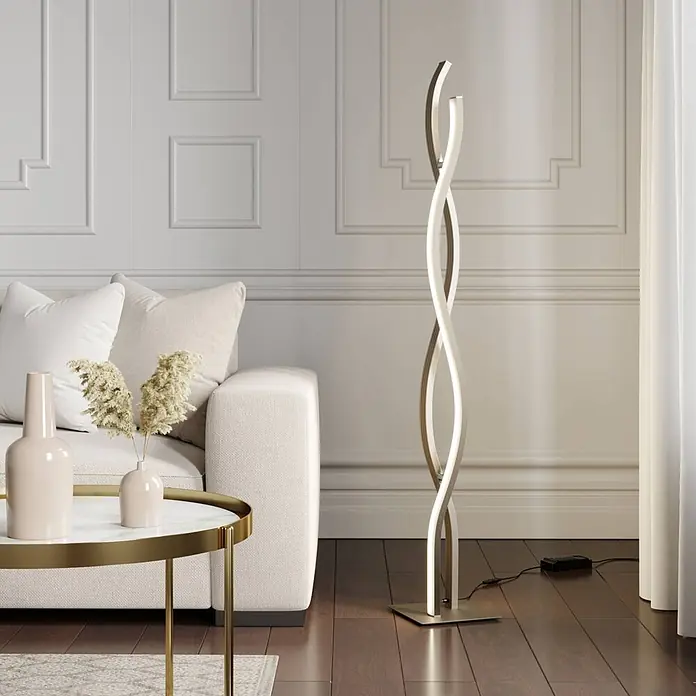 Lucande Stehleuchte Mairia - alu / grau / zink - Moderne LED-Stehleuchte mit zwei ineinander verschlungenen, leuchtend weißen Lichtbändern und Metallfuß, im Wohnzimmer stehend.