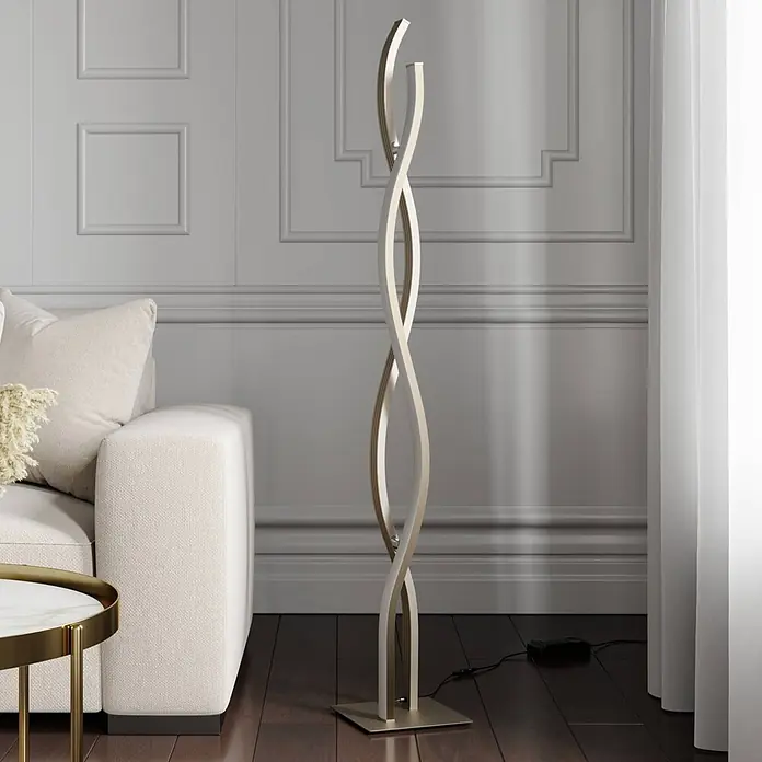 Lucande Stehleuchte Mairia - alu / grau / zink - Moderne, champagnerfarbene gewellte LED-Stehlampe in einem Wohnzimmer neben einem Sofa.