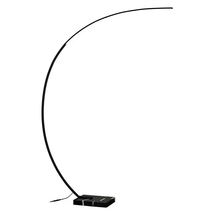 Lindby LED Stehlampe in schwarz, Bogenlampe Wohnzimmer -  - Eine moderne schwarze Bogenstehlampe mit gebogenem Arm und rechteckigem schwarz gemustertem Marmorsockel.