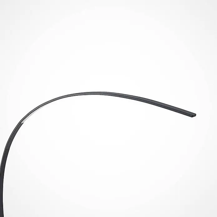 Lindby LED Stehlampe in schwarz, Bogenlampe Wohnzimmer -  - Dunkler, schlanker, gebogener Arm einer modernen Lampe.