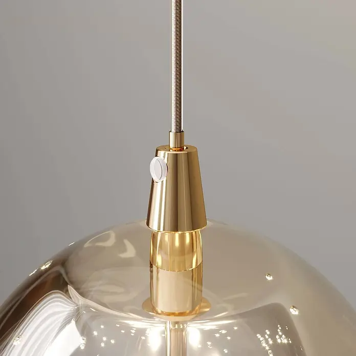 Lucande LED Pendelleuchte in transparent, gold, Hängelampe -  - Goldfarbene Pendelleuchte mit strukturiertem Kabel, weißem Knopf und durchscheinendem bernsteinfarbenem Glasschirm.