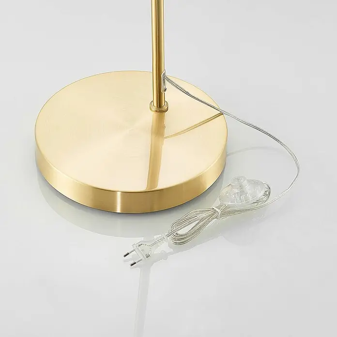 Lindby Stehlampe in messing matt, Bogenlampe Wohnzimmer -  - Messingfarbener Lampenfuß mit transparentem Netzkabel, Fußschalter und Eurostecker. Das Kabel ist am Lampenrohr befestigt.
