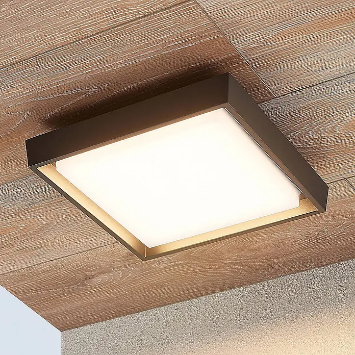 Lucande LED Outdoor Deckenlampe in dunkelgrau, weiß, Deckenleuchte außen -  - Quadratische LED-Deckenleuchte mit dunkelbraunem Rahmen und Goldakzent, an Holzdecke montiert.