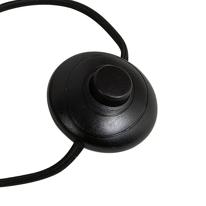 Lucande Stehleuchte Kestralia - schwarz, weiß / opal, E27 - Schwarzer runder Fußschalter für eine Lampe, verbunden mit einem geflochtenen Kabel.