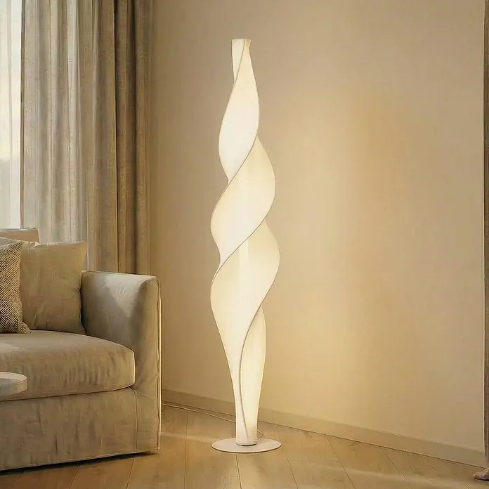 Lucande LED Stehlampe Wohnzimmer in weiß, Stehleuchte -  - Große, moderne weiße spiralförmige Stehlampe leuchtet im Wohnzimmer neben einem beigen Sofa.