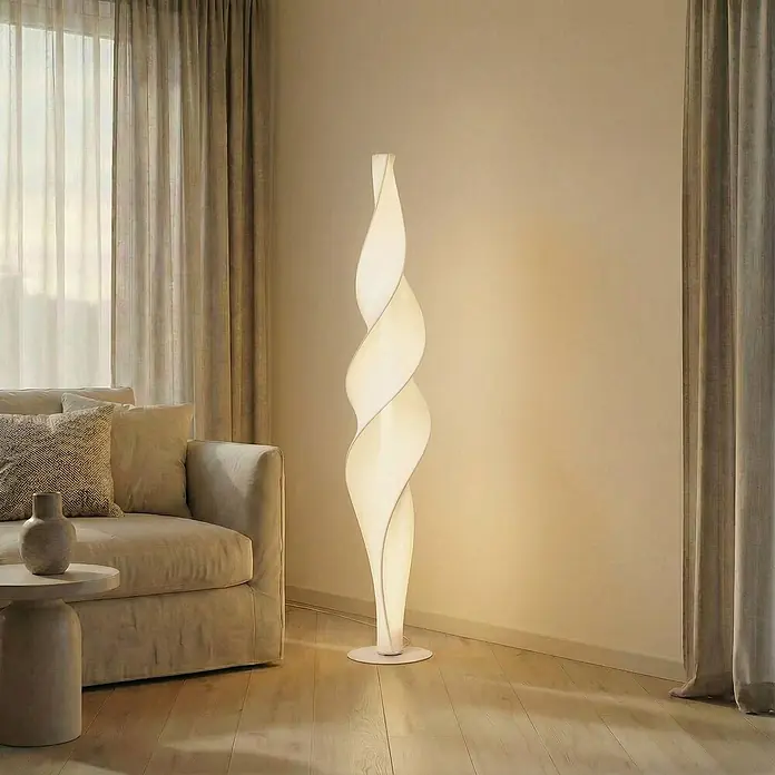 Lucande LED Stehlampe Wohnzimmer in weiß, Stehleuchte -  - Große, weiße, gedrehte Stehleuchte, die einen gemütlichen Wohnbereich neben einem hellen Sofa beleuchtet.