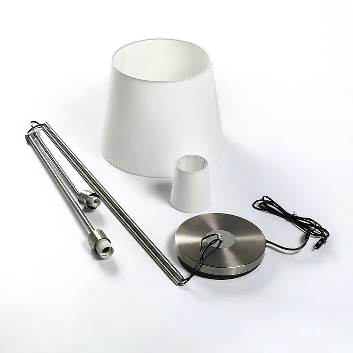 Lindby Stoff Stehlampe Textilschirm mit Leselampe, 1x E27 und 1x E14 -  - Zerlegte Stehlampenkomponenten: weißer konischer Schirm, gebürstete Metallständerteile, Fassungen und runder Metallsockel.