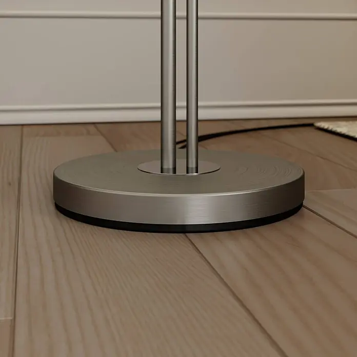 Lindby Stoff Stehlampe Textilschirm mit Leselampe, 1x E27 und 1x E14 -  - Gebürsteter silberner Lampenfuß mit schwarzem Antirutschring auf einem Holzfußboden.