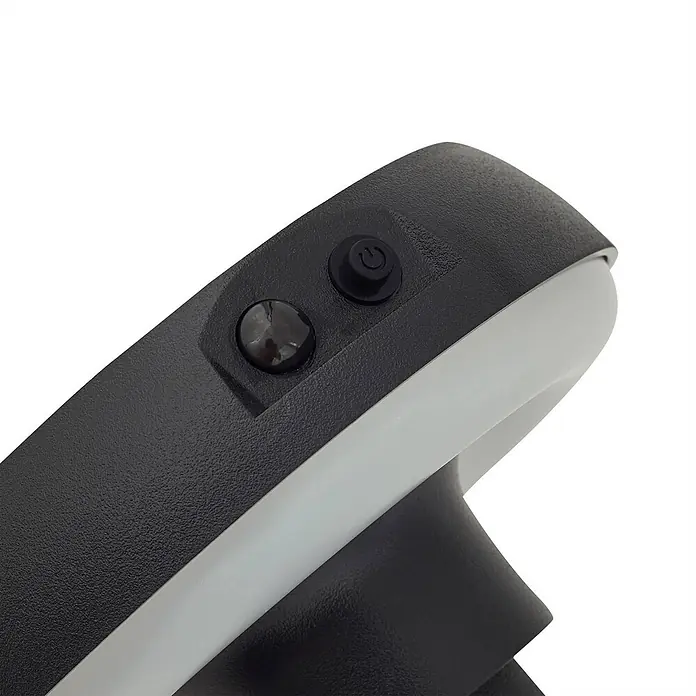 Lindby Erdspießleuchte Brinca -  - Schwarzes Gerät mit strukturierter Oberfläche, weißem lichtdurchlässigen Streifen, dunklem Sensor und Power-Taste.