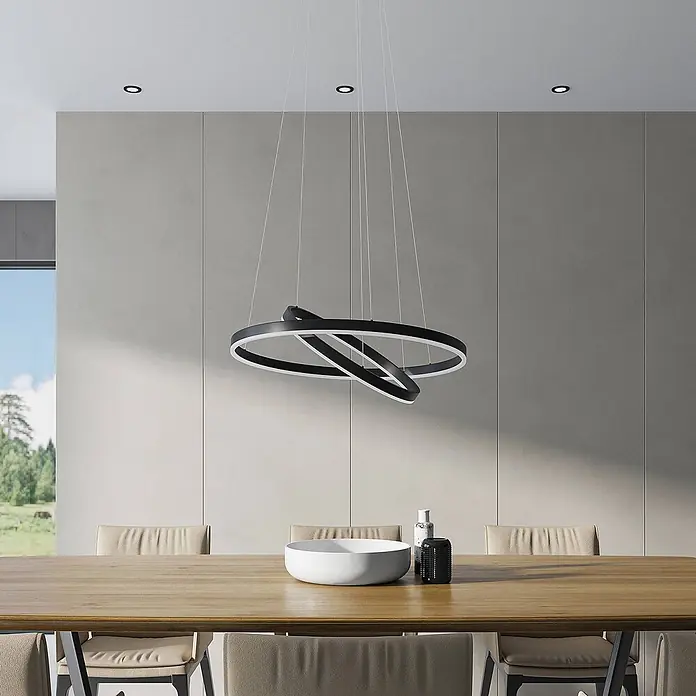 Arcchio LED Pendelleuchte in schwarz, weiß, Hängelampe -  - Moderne schwarze LED-Ring-Pendelleuchte über einem Holztisch, mit zwei ineinandergreifenden Ringen.