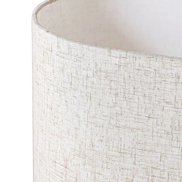 Lindby Stehlampe Wohnzimmer in holz, beige, Stehleuchte -  - Nahaufnahme eines zylindrischen Lampenschirms aus hellem, beigem, strukturiertem Stoff, der seine gewebte Oberfläche und gebogene Oberkante zeigt.