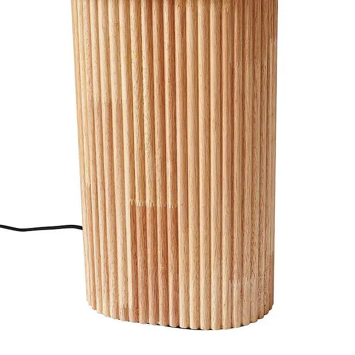 Lindby Stehlampe Wohnzimmer in holz, beige, Stehleuchte -  - Natürlicher Holzlampenfuß mit vertikaler Rillenstruktur und schwarzem Stromkabel.