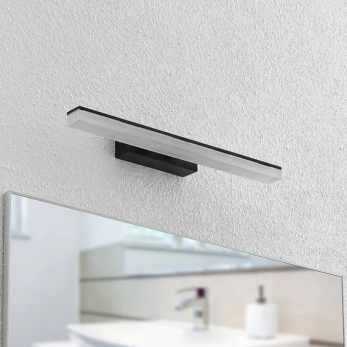 Lucande LED Wandleuchte innen in schwarz, weiß, Wandlampe -  - Schwarze, rechteckige LED-Spiegelleuchte mit mattweißem Diffusor, horizontal über einem Spiegel montiert.