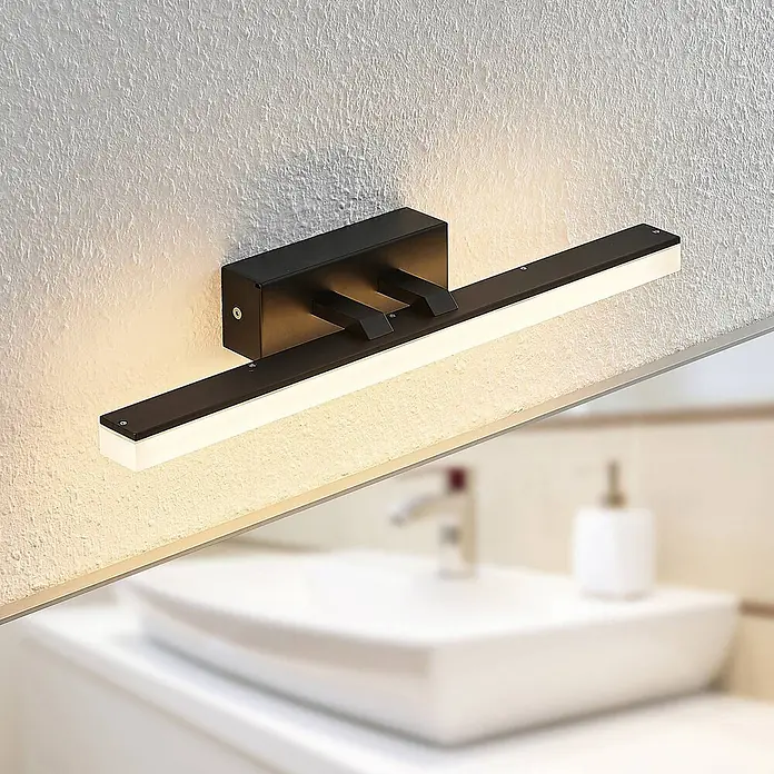 Lucande LED Wandleuchte innen in schwarz, weiß, Wandlampe -  - Schwarze LED-Spiegelleuchte, die einen Waschtisch im Badezimmer beleuchtet.