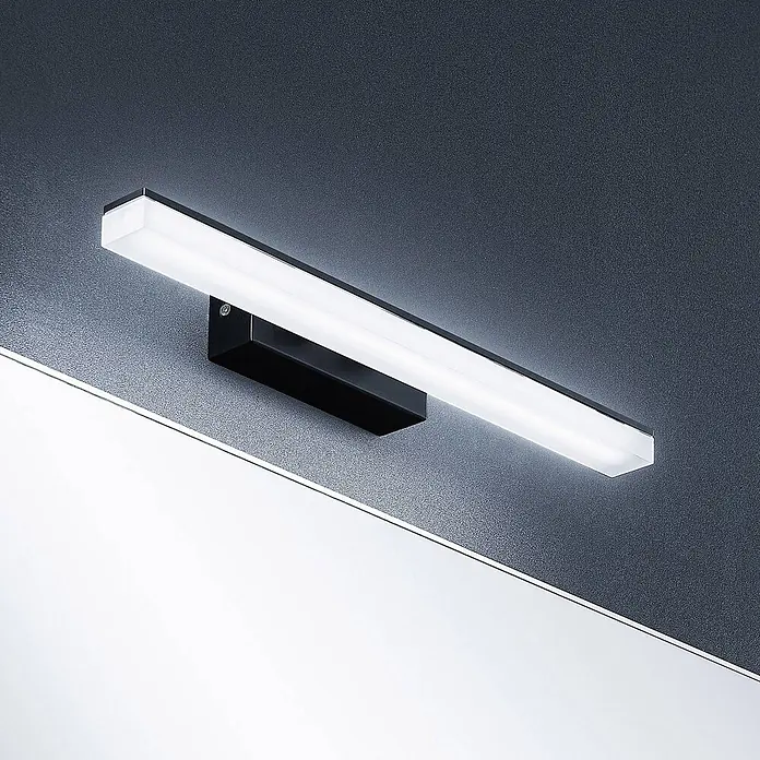 Lucande LED Wandleuchte innen in schwarz, weiß, Wandlampe -  - Schwarze rechteckige LED-Spiegelleuchte mit weißem Diffusor, an einer dunklen Wand über einem Spiegel montiert.