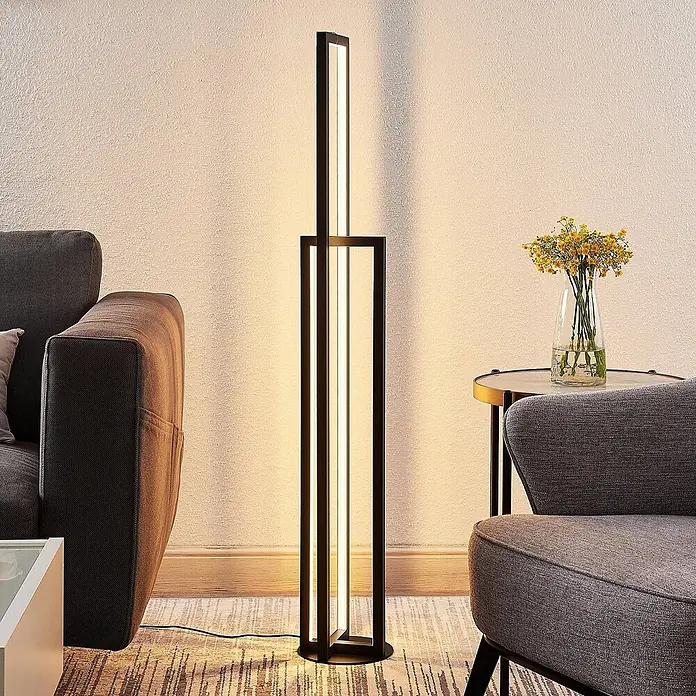 Lucande LED Stehlampe Wohnzimmer in schwarz matt, Stehleuchte -  - Moderne schwarze Stehleuchte mit vertikalen LED-Streifen, beleuchtet den Wohnbereich zwischen Sofa und Sessel.