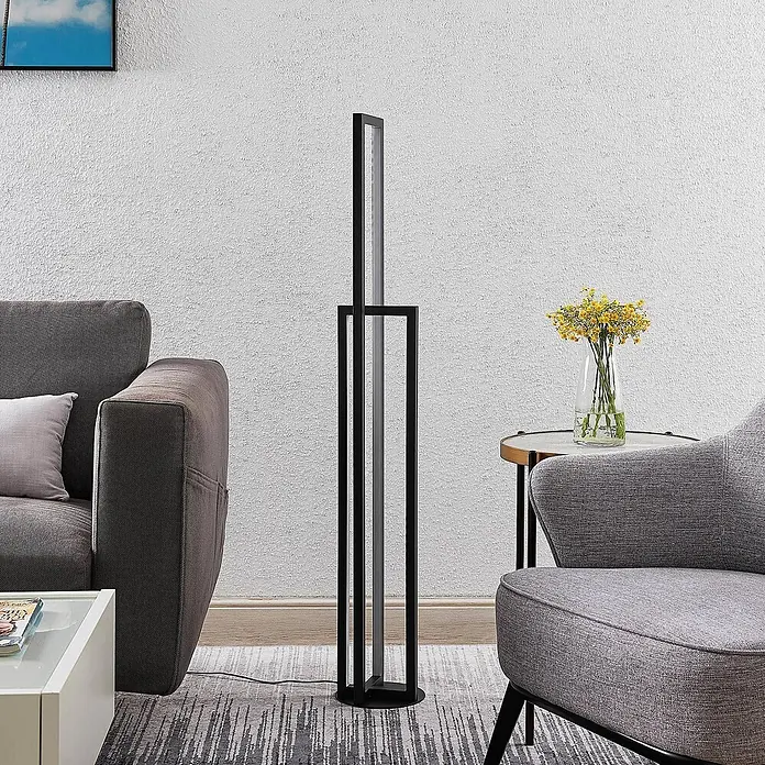 Lucande LED Stehlampe Wohnzimmer in schwarz matt, Stehleuchte -  - Hohe Stehleuchte aus schwarzem Metall mit schlankem, rechteckigem Design im modernen Wohnzimmer.