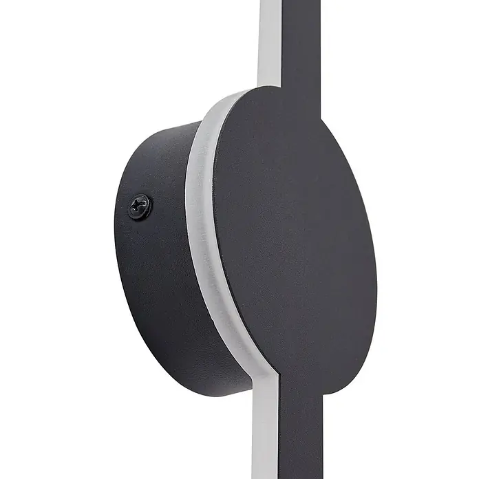 Lindby LED Wandleuchte innen in schwarz, Wandlampe -  - Dunkelgrauer runder Lampenkopf mit hellgrauem Rand, an einer silbernen vertikalen Leiste befestigt. Eine Schraube ist sichtbar.