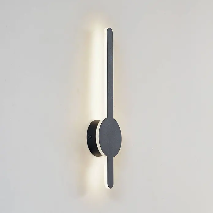 Lindby LED Wandleuchte innen in schwarz, Wandlampe -  - Schlanke schwarze LED-Wandleuchte mit runder Halterung und vertikalem Leuchtbalken, für Umgebungslicht.