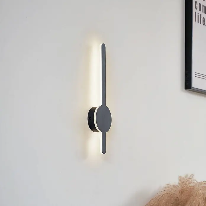 Lindby LED Wandleuchte innen in schwarz, Wandlampe -  - Moderne dunkelgraue LED-Wandleuchte mit kreisförmigem Sockel und vertikalem Stab, spendet warmes Auf- und Ablicht.
