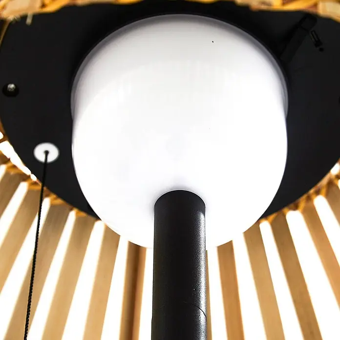 Lucande LED Solar Stehlampe Outdoor in schwarz, dimmbar up down Stehleuchte -  - Unterseite einer Solarlampe mit weißem kugelförmigem Licht und schwarzem Stab, umgeben von hellem Holzschirm. Zugschnur sichtbar.
