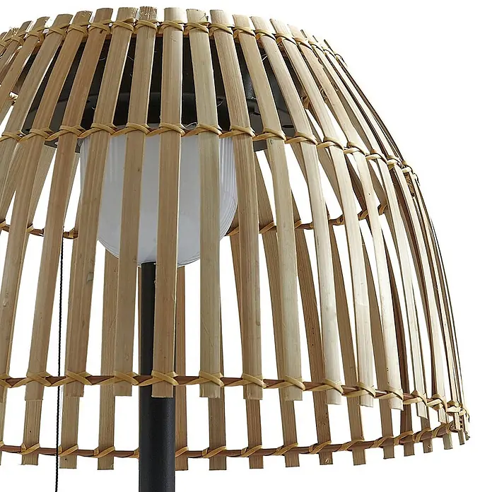 Lucande LED Solar Stehlampe Outdoor in schwarz, dimmbar up down Stehleuchte -  - Nahaufnahme einer Lampe mit natürlichem Bambuslamellenschirm, mit weißer Glühbirne und schwarzem Ständer.