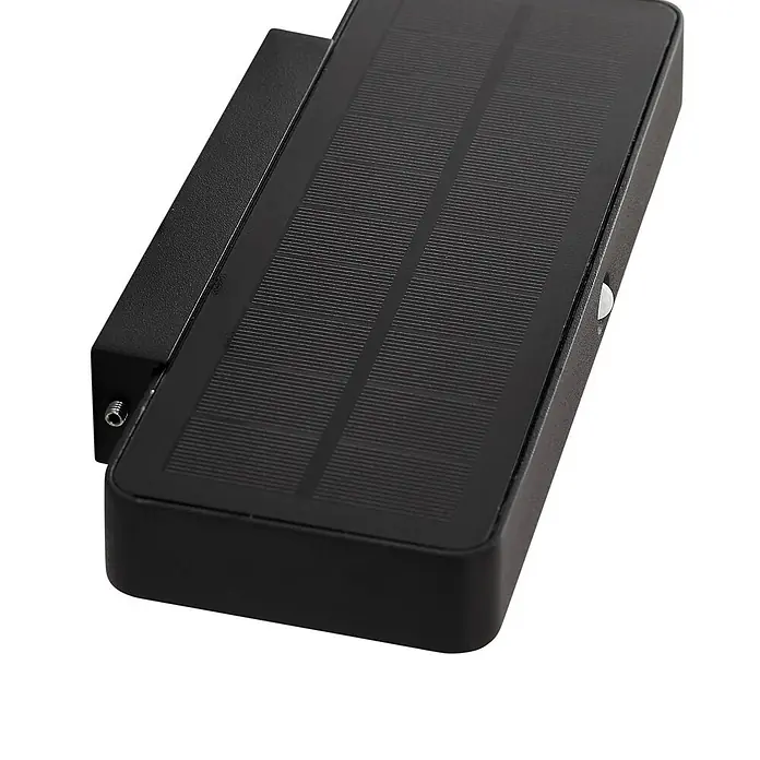 Lucande Außenwandleuchte Tavon - schwarz, schwarz, IP54 - Schwarze solarbetriebene Außenleuchte mit sichtbarem Solarpanel und kleinem weißem Sensor an der Seite.