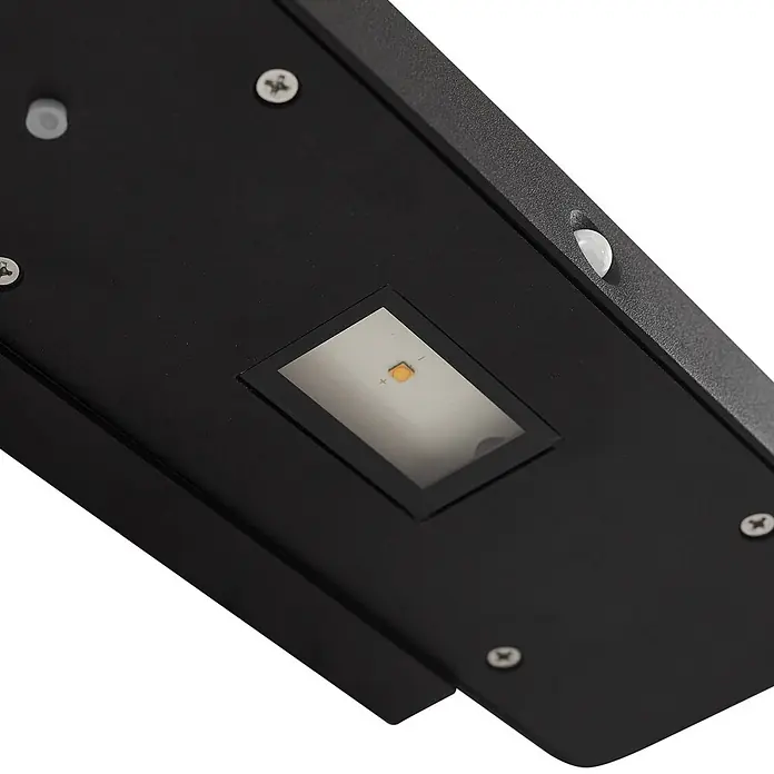 Lucande Außenwandleuchte Tavon - schwarz, schwarz, IP54 - Schwarze, rechteckige LED-Außenleuchte mit Bewegungssensor und silbernen Schrauben.