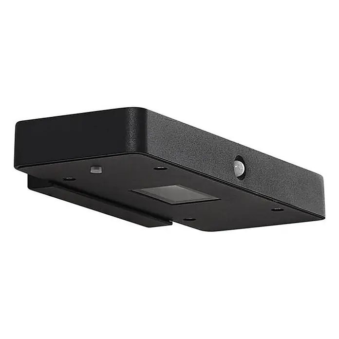 Lucande Außenwandleuchte Tavon - schwarz, schwarz, IP54 - Schwarze, rechteckige Sensorleiste mit integrierter Linse und bodenmontiertem Sensorfeld.