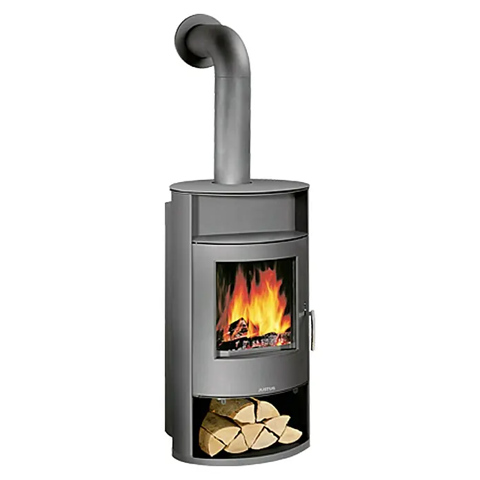 Justus Kaminofen Island Aqua - 10 kW, Raumheizvermögen: 200 m³, Material Verkleidung: Stahl, Gussgrau - Aufnahme eines Justus Kaminofens, mit Holz befeuert und Vorrat darunter, ideal für Wärme und Ambiente.