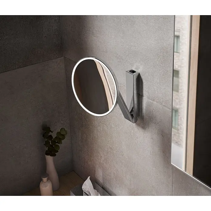 Keuco Kosmetikspiegel iLook_move - Durchmesser: 21,2 cm, Rund, Chrom, Vergrößerung 1: 500 % - Wandmontierter, ausziehbarer, runder, beleuchteter Chromspiegel an einer grauen Wand, ein funktionales Badaccessoire.