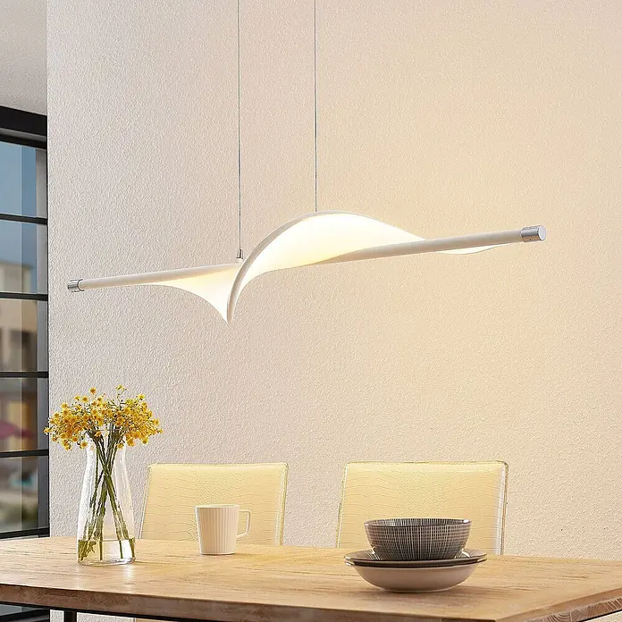 Lucande LED Pendelleuchte in weiß, chrom, Hängelampe -  - Weiße, moderne, wellenförmige LED-Pendelleuchte über einem Holztisch, die den Raum beleuchtet.