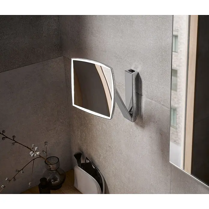 Keuco Kosmetikspiegel iLook_move - Eckig, Chrom, Vergrößerung 1: 500 % - Ausziehbarer Schminkspiegel aus Chrom mit LED-Beleuchtung an einer gefliesten Wand im modernen Bad.