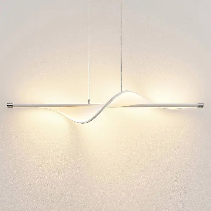 Lucande LED Pendelleuchte in weiß, chrom, Hängelampe -  - Moderne weiße Linear-Pendelleuchte mit wellenförmigem Design, Chromenden, beleuchtet die Wand.