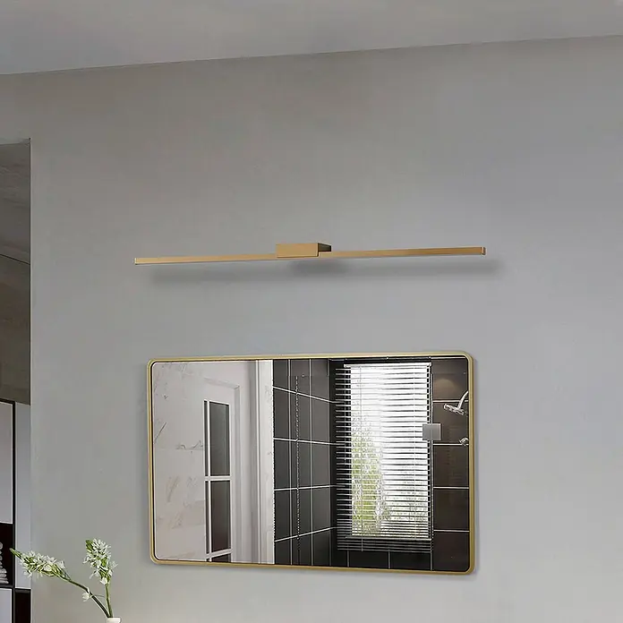 Lucande LED Wandleuchte innen in kupfer, Wandlampe -  - Goldene lineare LED-Spiegelleuchte über einem Spiegel in einem modernen Badezimmer.
