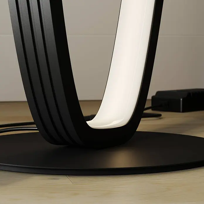 Lucande Stehleuchte Bronwyn - schwarz, schwarz - Moderne schwarze U-förmige Leuchte mit integriertem weißem LED-Licht auf Holzboden.