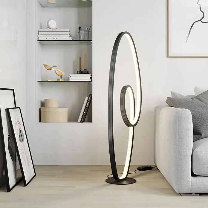Lucande Stehleuchte Bronwyn - schwarz, schwarz - Schwarze LED-Spirallampe in einem modernen Wohnzimmer.