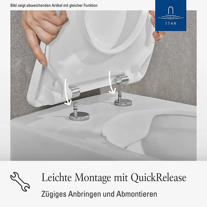 Villeroy & Boch WC-Sitz Universal - Duroplast, weiß, Mit Absenkautomatik - Eine Hand montiert eine weiße Toilettenbrille mit QuickRelease-Mechanismus auf einer Toilette.