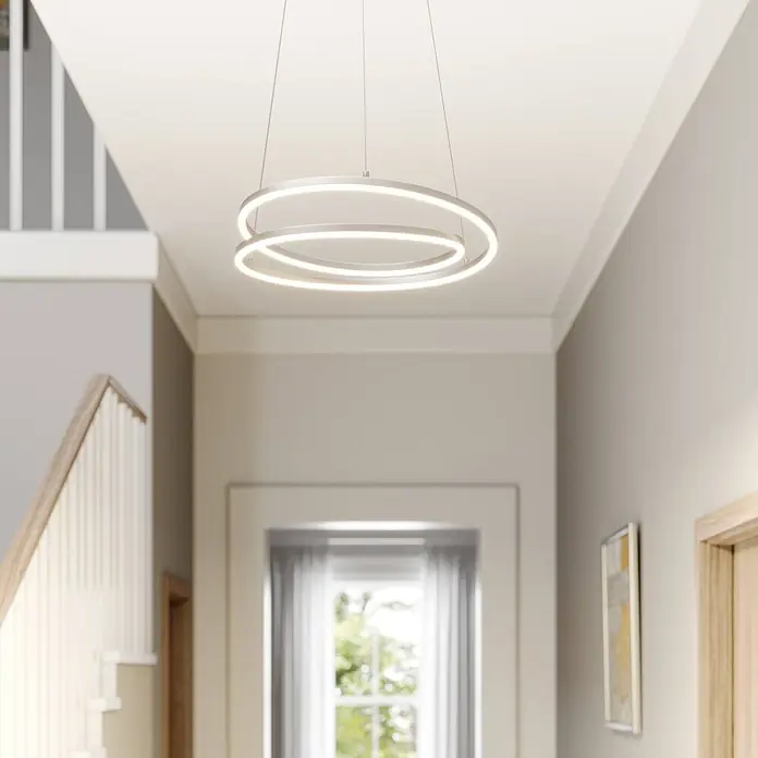 Lindby Pendelleuchte Davian - alu / grau / zink, nickel satiniert - Moderne silberfarbene LED-Pendelleuchte mit Doppelring, die einen modernen Flur beleuchtet.