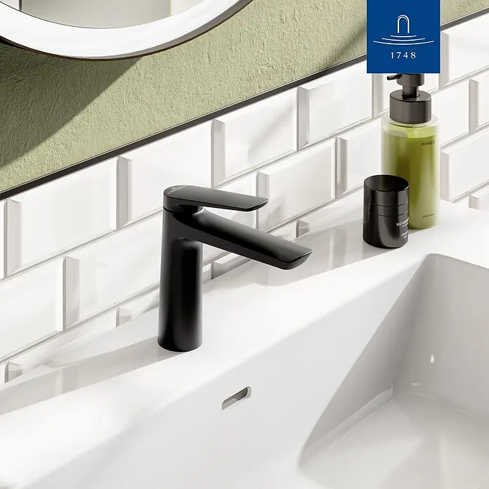 Villeroy & Boch Waschtischarmatur - Matt Black, Matt - Eine mattschwarze Armatur ist auf einem weißen Waschbecken in einem Badezimmer installiert.